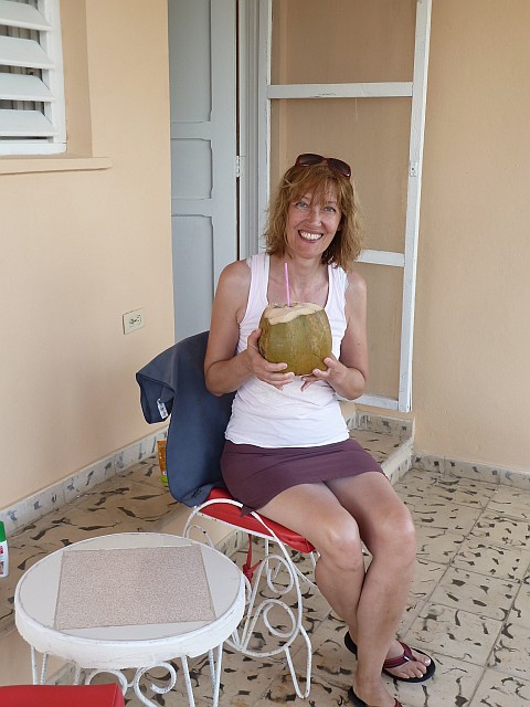 Frische Kokosnuss auf der Terrasse genießen