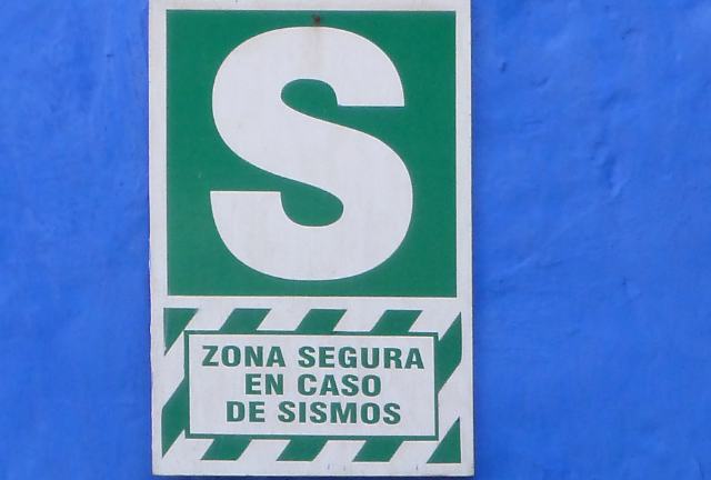 Dieses Schild in Perú weist auf eine sichere Zone bei Erdbeben hin. Hoffentlich. 