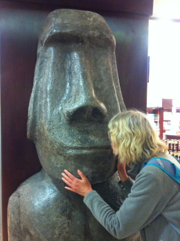 Zärtlicher Abschied vom Moai