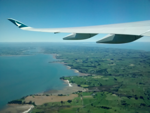 Viel Grün, auf beiden Seiten Wasser - Neuseeland von oben