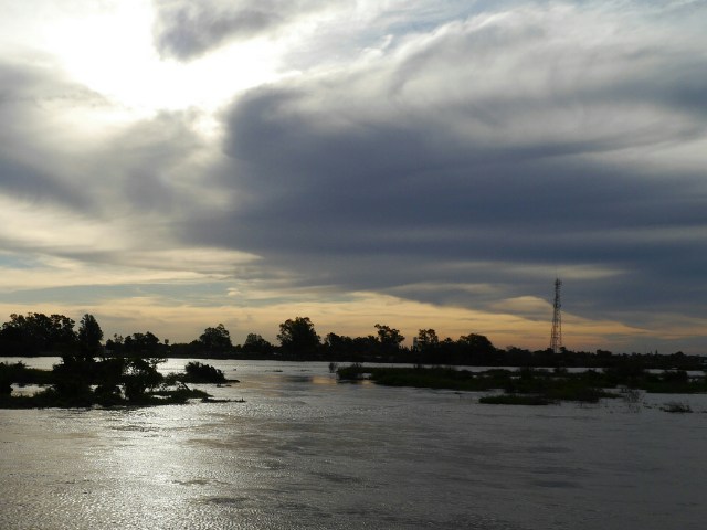 Schwere Wolken über dem Rio Paraná 