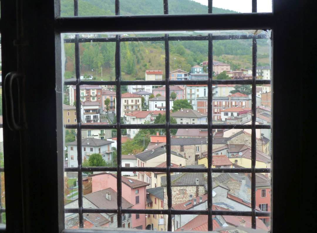 Blick aus einem Fenster auf das Dorf Bardi