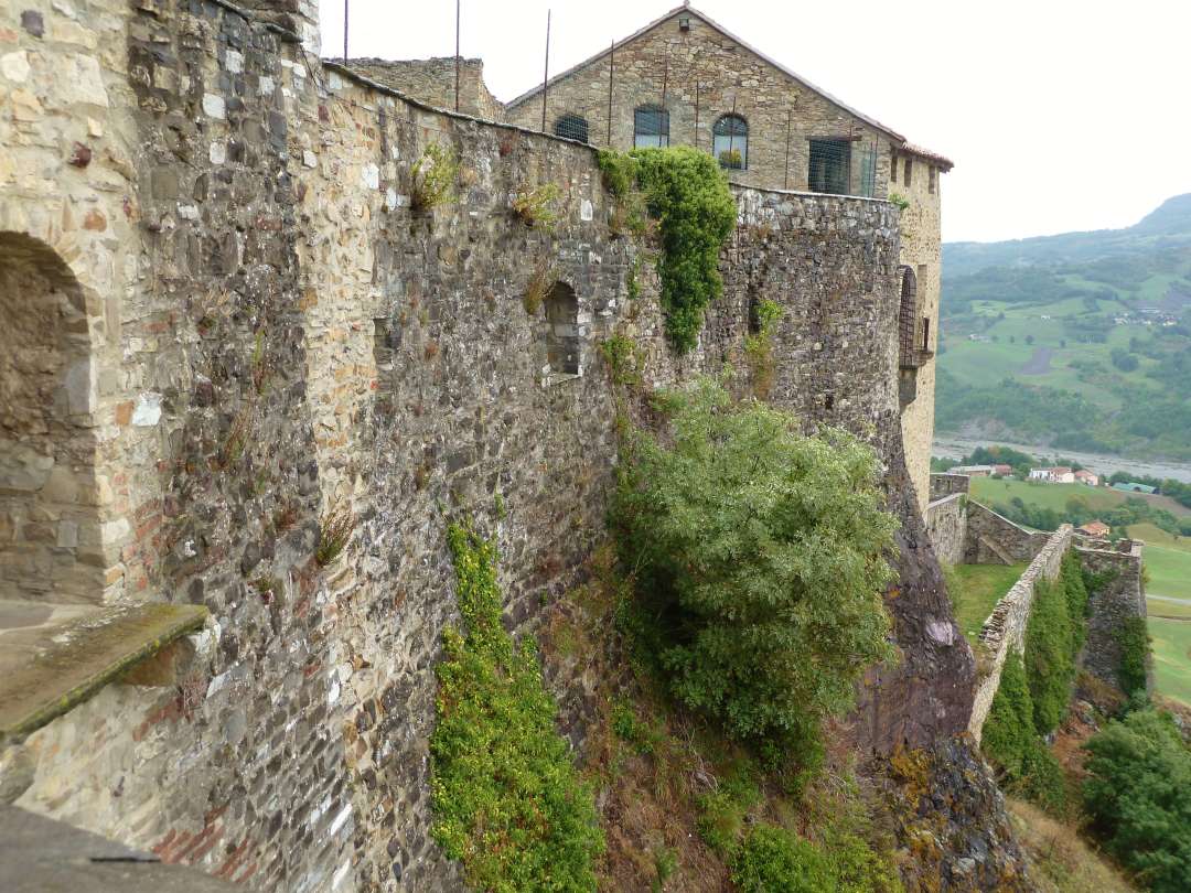 Schloss Bardi auf hohem Fels