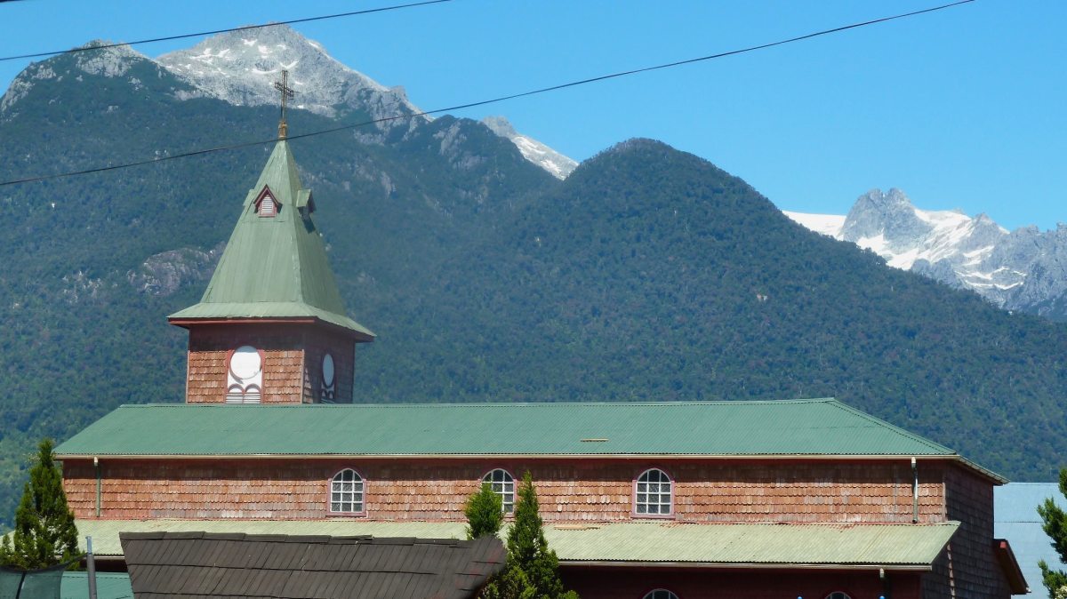 Holzkirche in Chile zu Weihnachten.