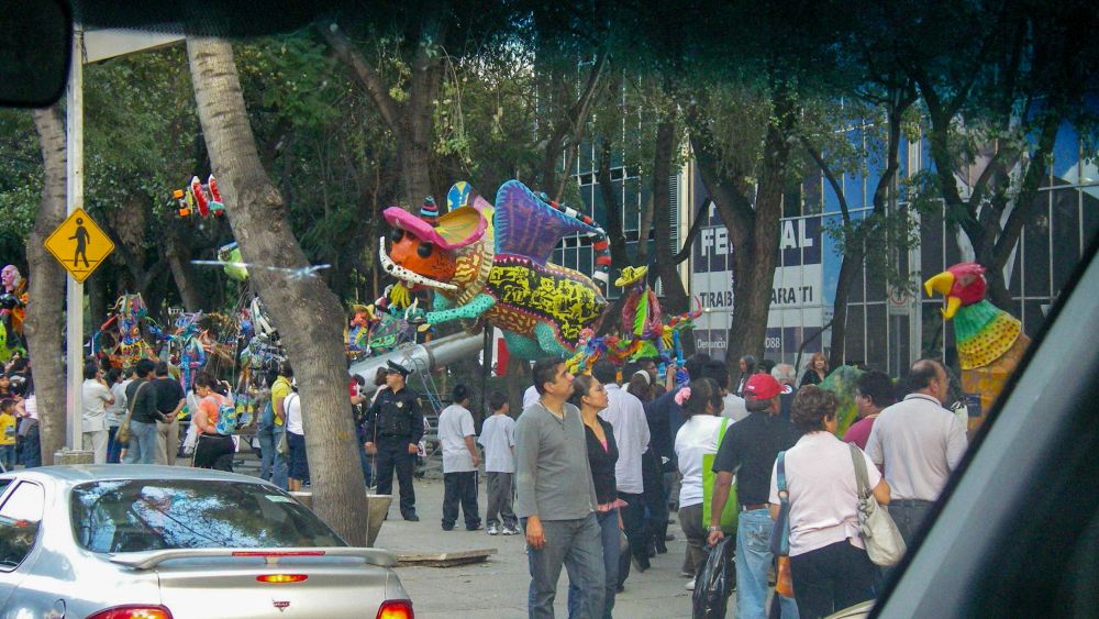 Viele Menschen auf der Straße in Mexiko.