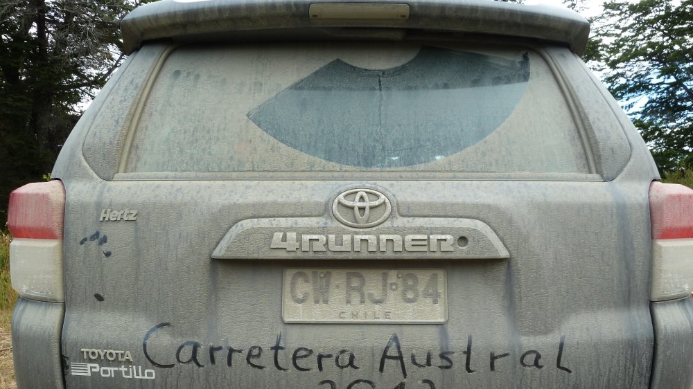 Staubbedeckter Geländewagen mit "Carretera Austral" in den Staub geschrieben.