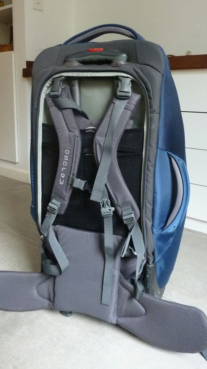 Rollrucksack mit ausgepacktem Tragesystem.