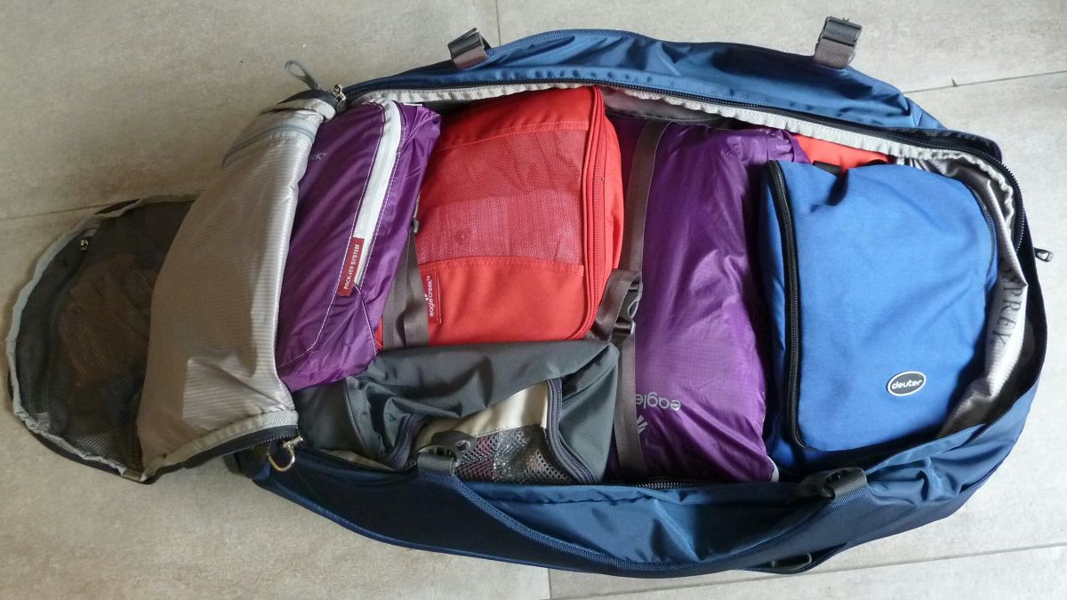 Rucksack gepackt mit Packwürfeln.