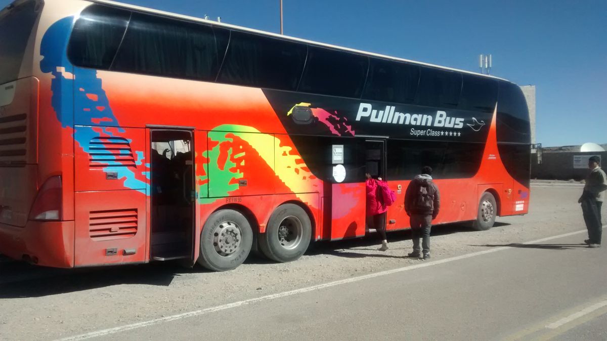 Roter Pullman-Doppelstockbus.