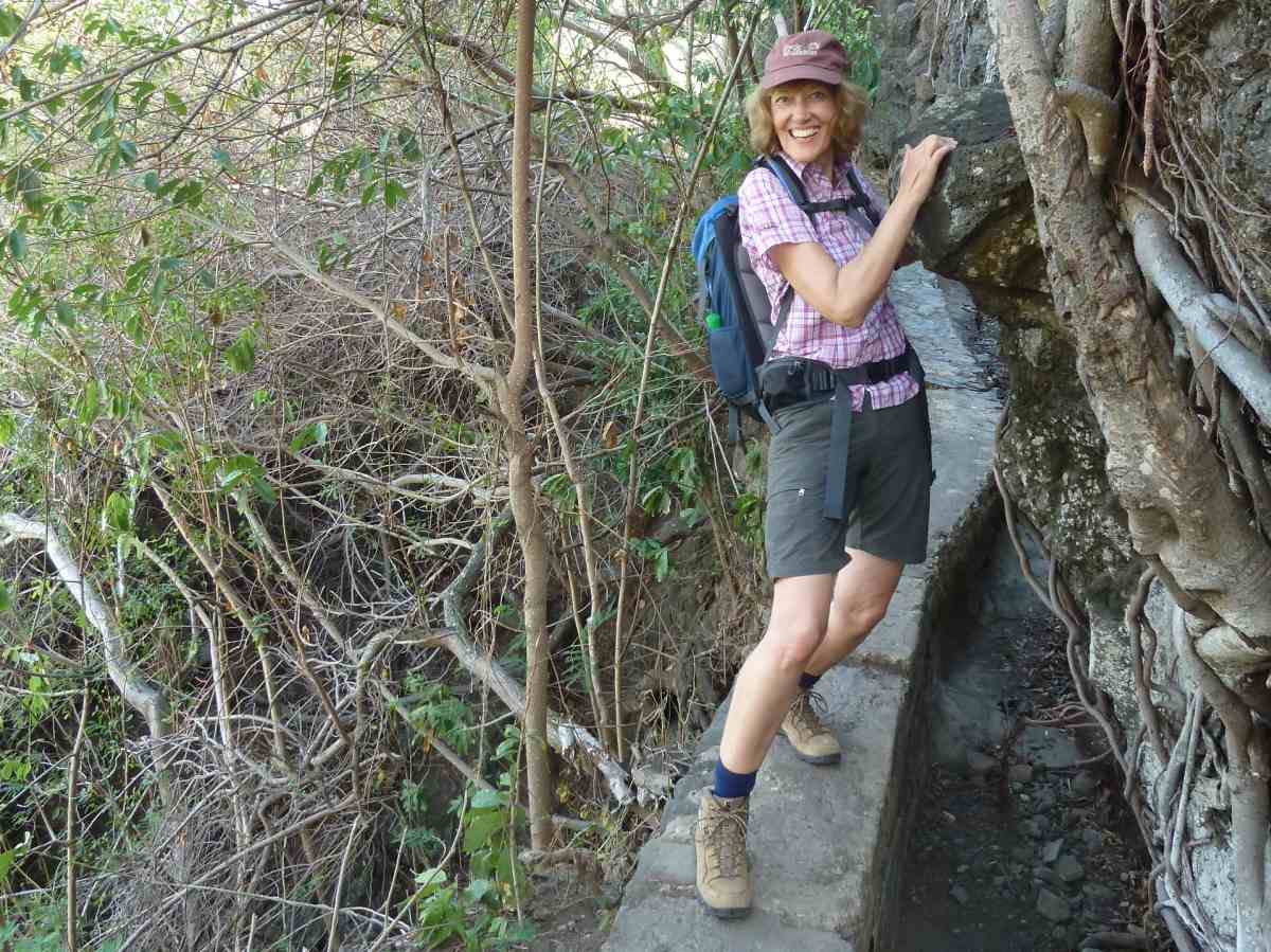 Gina auf der Mauer des Kanals.
