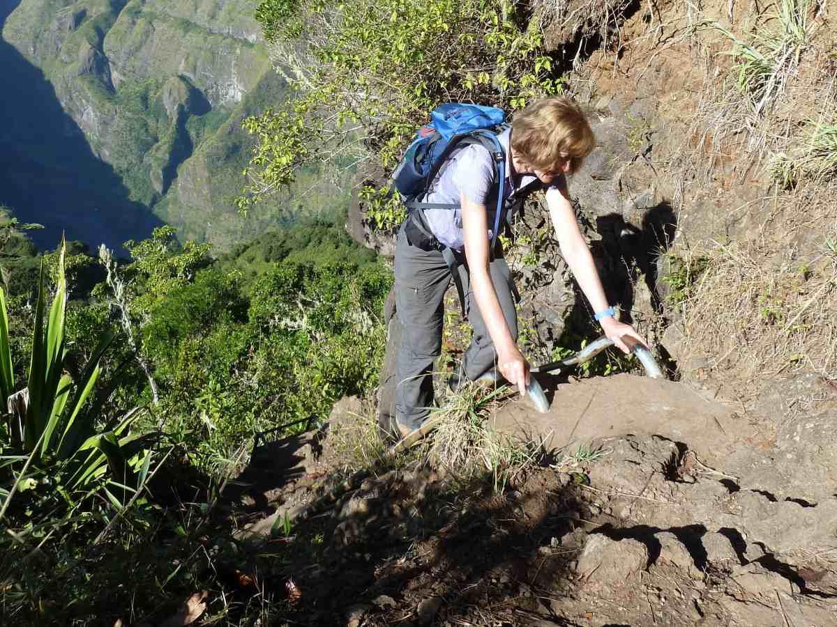 Gina klettert am Ende der Leiter hoch.