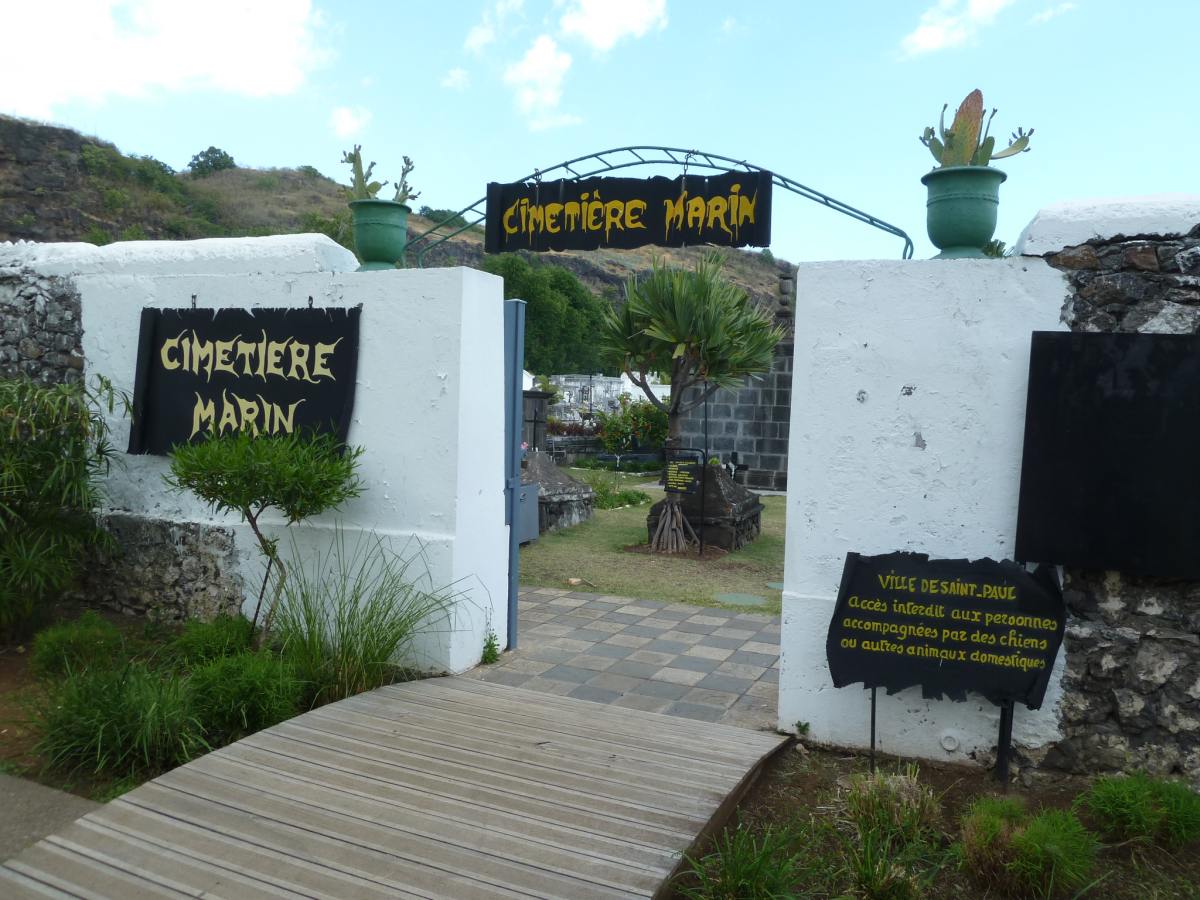 Eingang zum Friedhof.