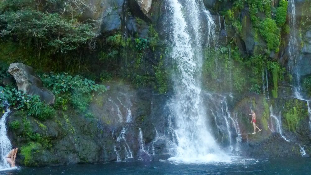 Wasserfall an einer dunklen Felswand auf Reunion.