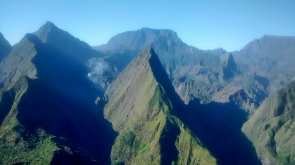 Blick auf schroffe Felsgipfel im Cirque de Mafate.