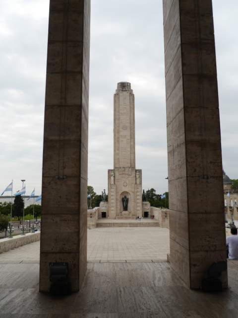 Riesiger Obelisk: Monumento de la Bandera.