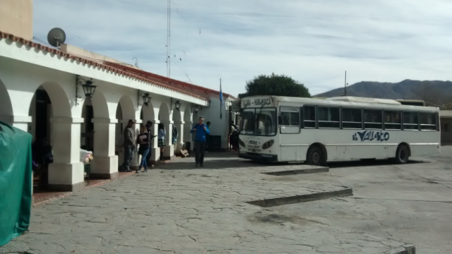 Weißer Bus am Busbahnhof in Humahuaca.