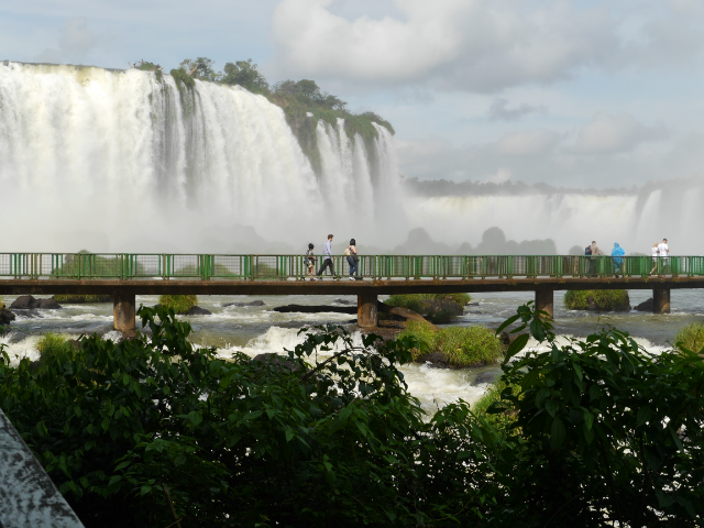 Steg vor Wasserfall.