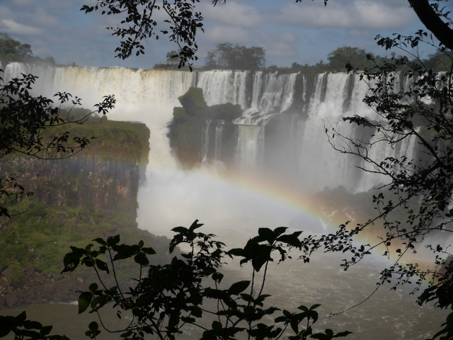 Regenbogen spannt sich vor dem Wasserfall.