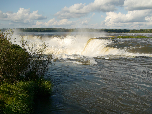 Wassermassen veschwinden in einem gigantischen Loch im Fluss.