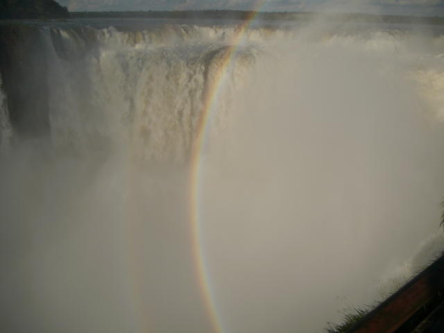 Senkrechter Regenbogen vor dem Wasserfall.