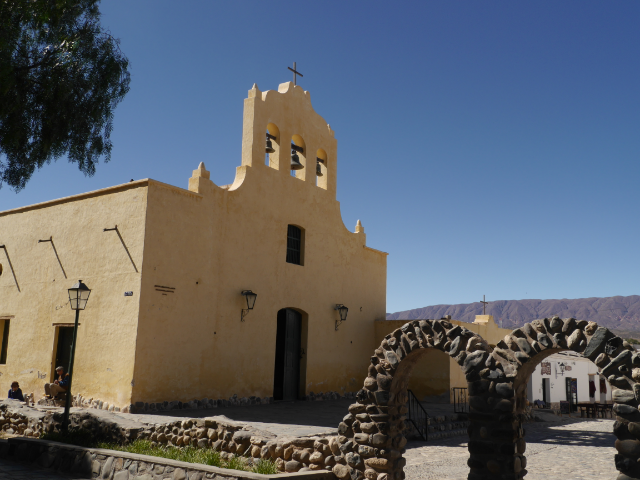 Kleine Kirche mit gelber Fassade.