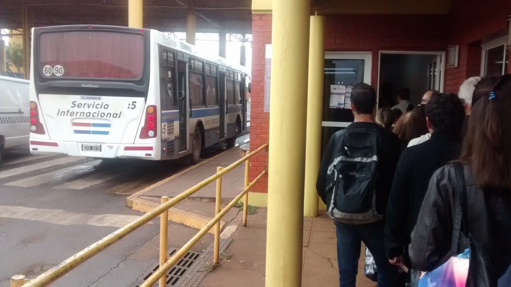 Bus steht an der Grenzkontrolle nach Paraguay.