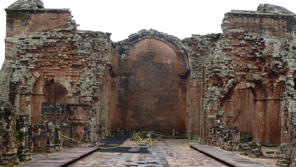 Ruine der Kathedrale ohne Dach.