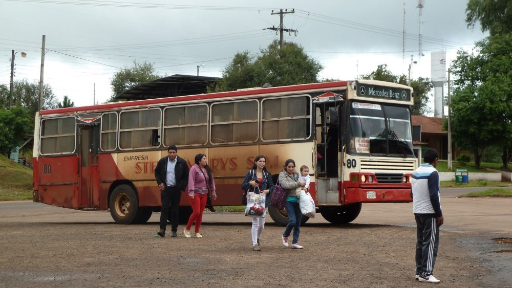 Staubbedeckter Bus.