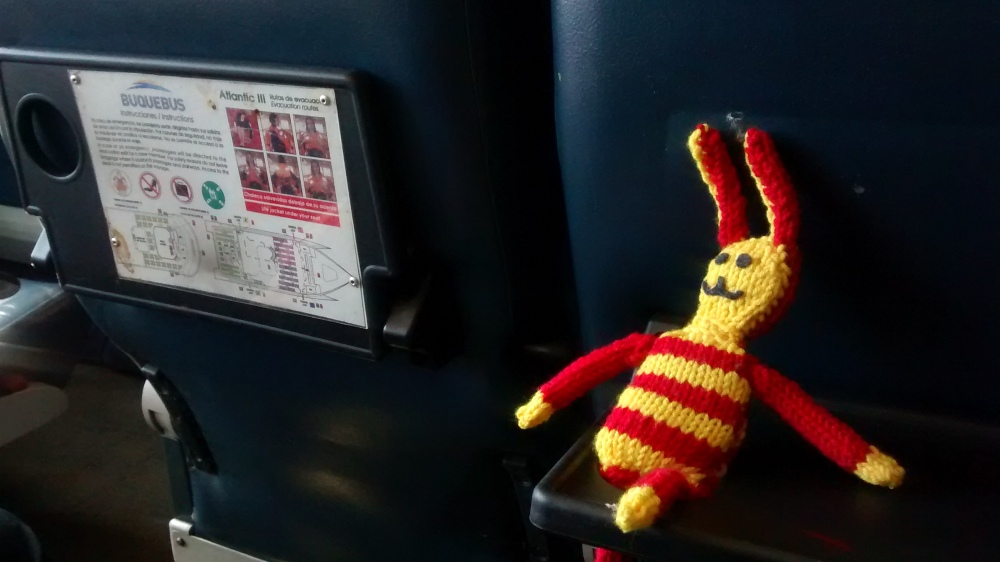 Reise-Ringel auf dem Klapptisch im Katamaran nach Uruguay.