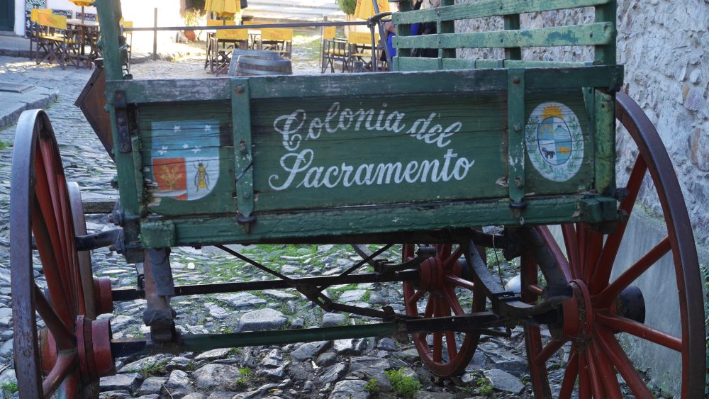 Holzkutsche mit Aufschrift Colonia del Sacramento