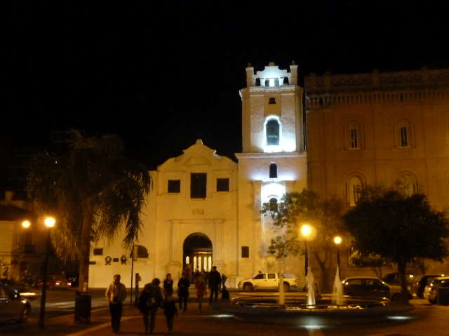 Beleuchtete Kirche bei Nacht.