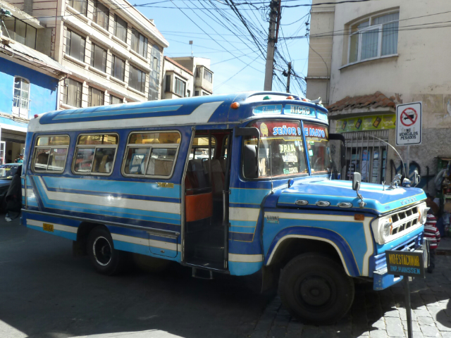 Altertümlicher Bus in Hellblau.