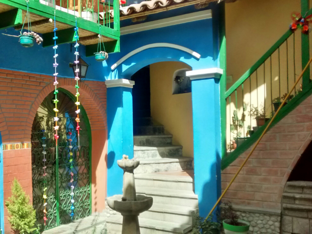 Eingang zum Hostel in La Paz in bunten Farben.