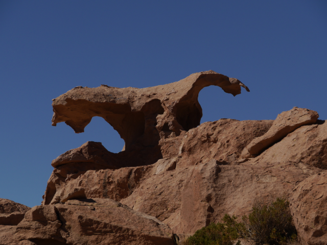 Bizarre Felsformation vor blauem Himmel.