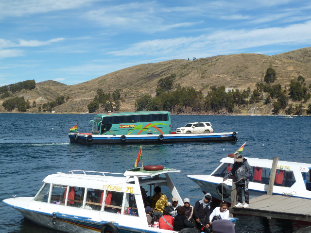 Fährfloß mit Bus und PKW auf dem Titicacasee.