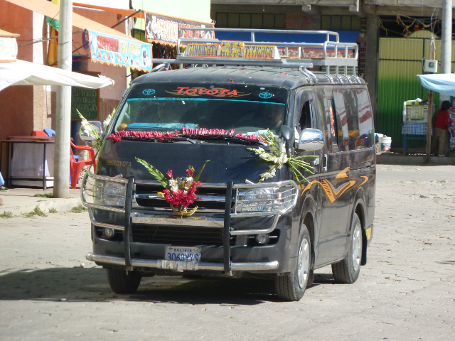 Minivan mit Blumenschmuck.