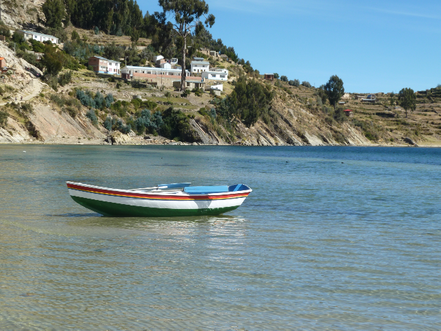 Buntes Boot auf dem klaren Wasser der Bucht.