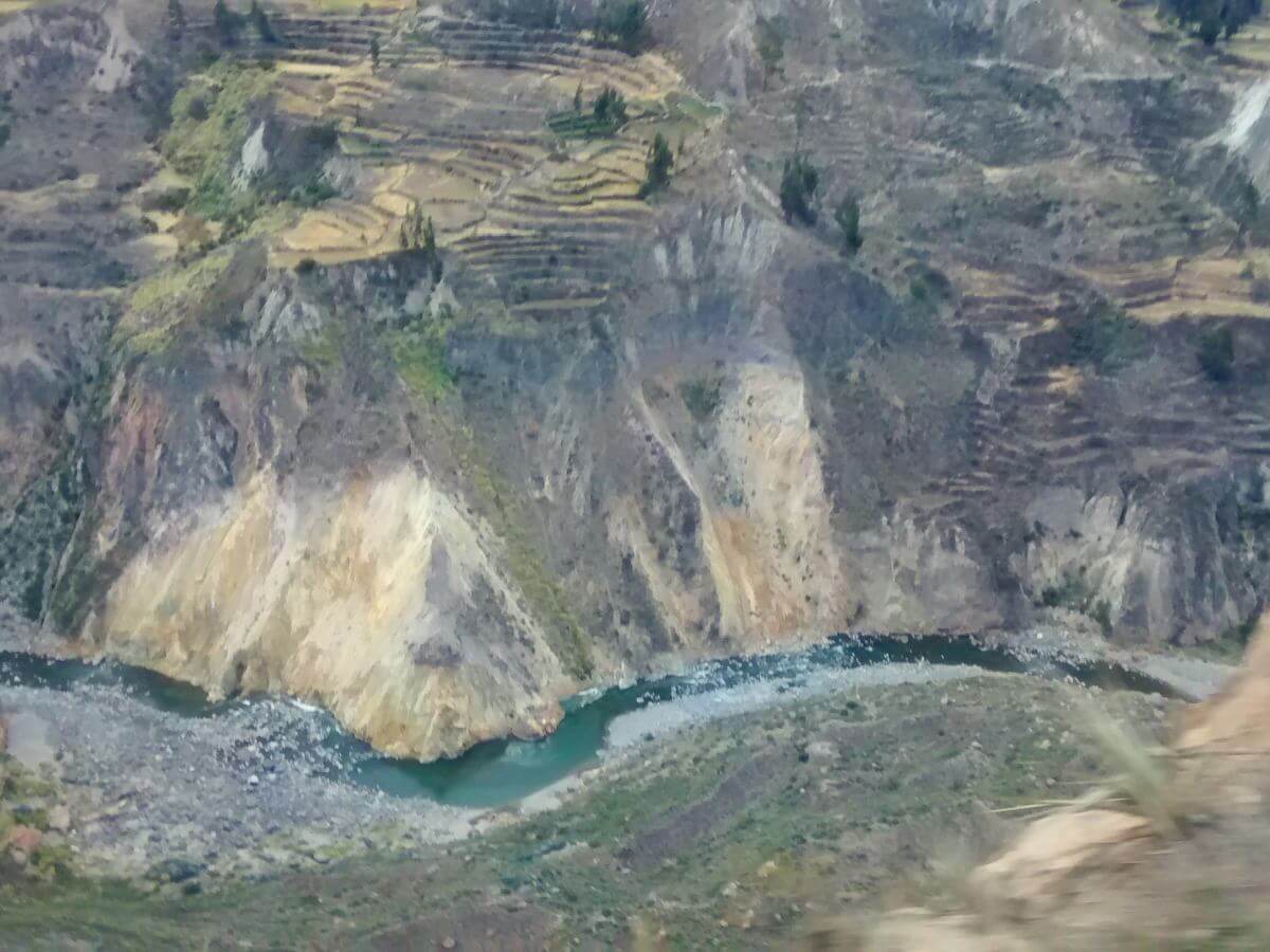 Schroffe Wände des Colca Canyon, am Grund ein Fluss.