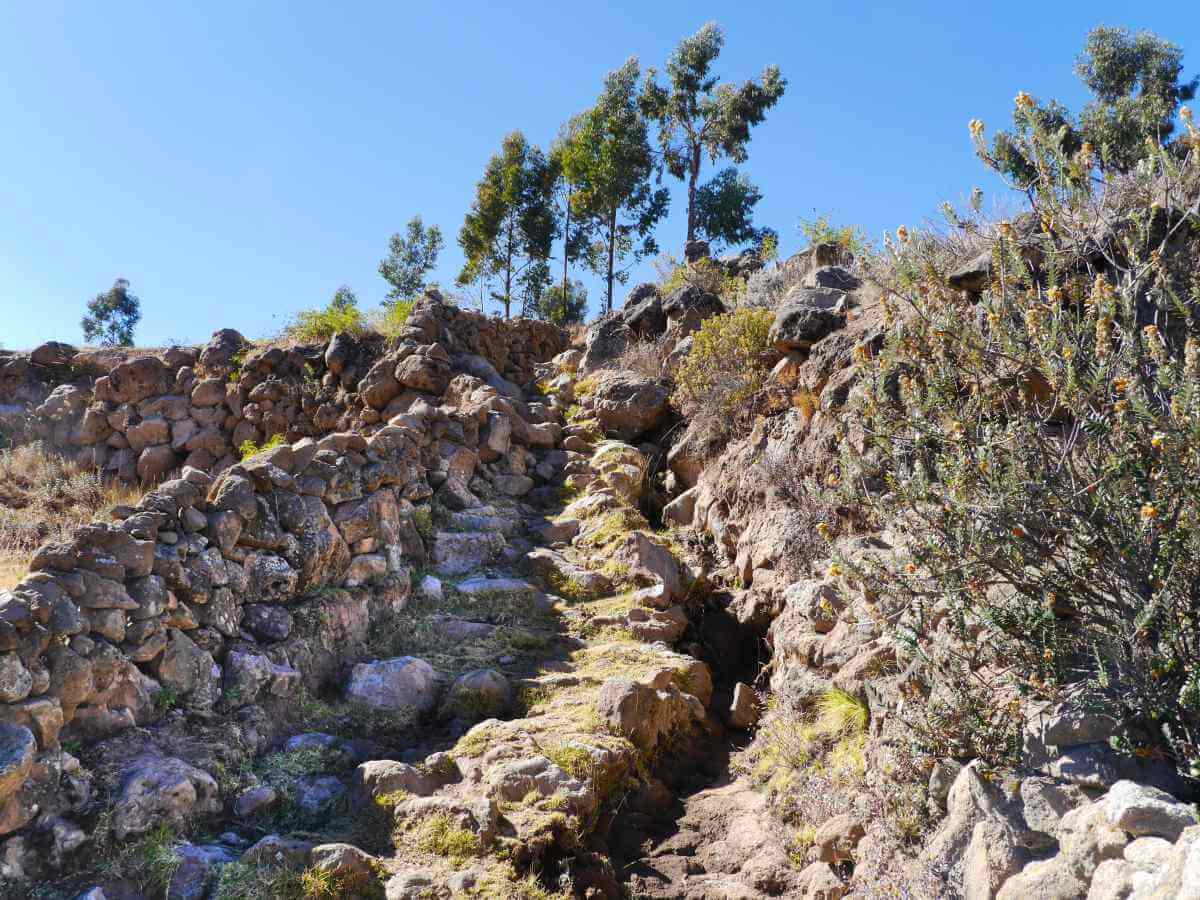 Steiler Weg aus groben Steinen.