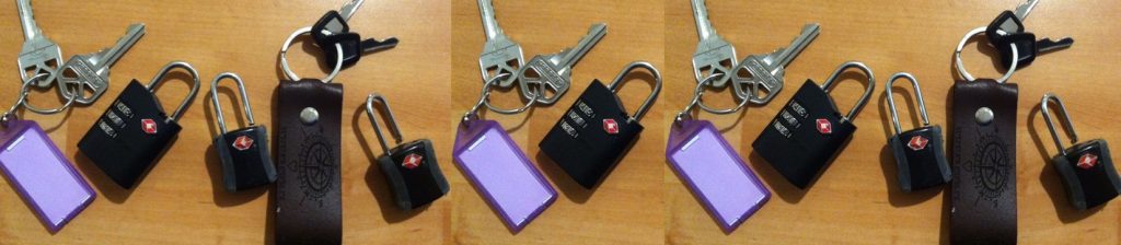 Auf einer Holzoberfläche sind vier Schlüsselanhänger-Sets horizontal angeordnet, jedes bestehend aus Schlüsseln, einem schwarzen Vorhängeschloss und einem violetten Schlüsselanhänger.