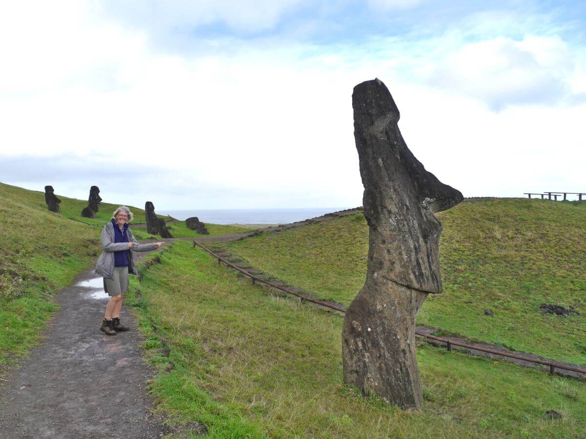 Bis zu den Schultern im Boden eingesunkener Moai.