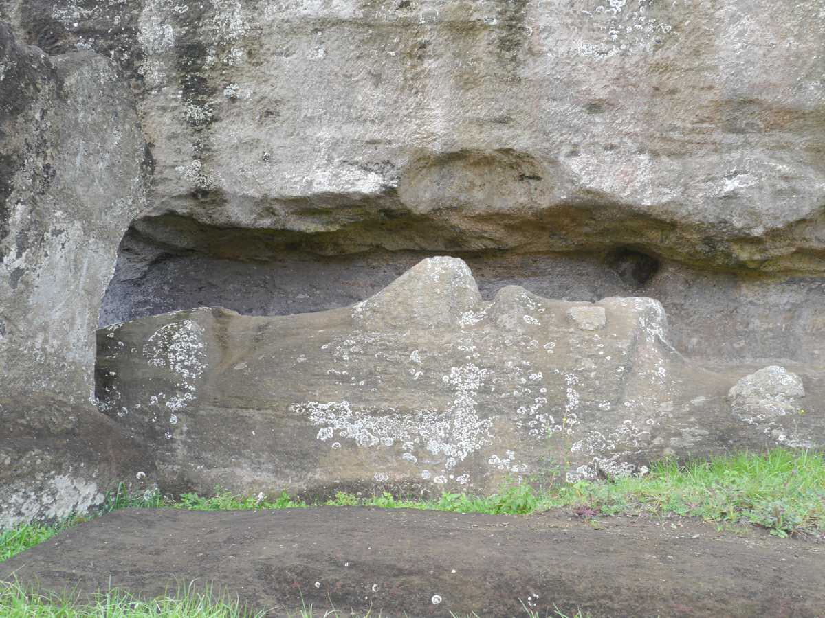 Im Fels gehauene Statue.