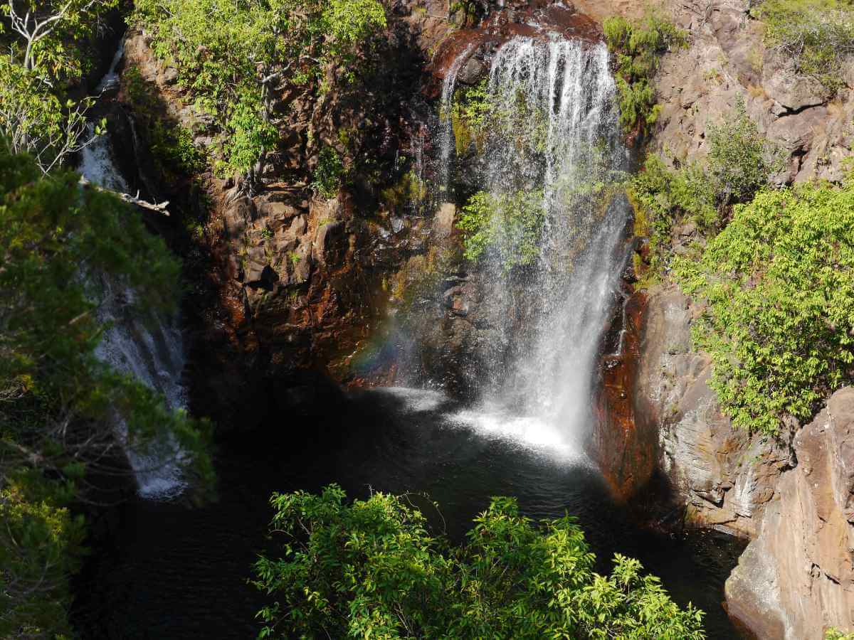 Felsbecken, in das zwei hohe Wasserfälle fallen.