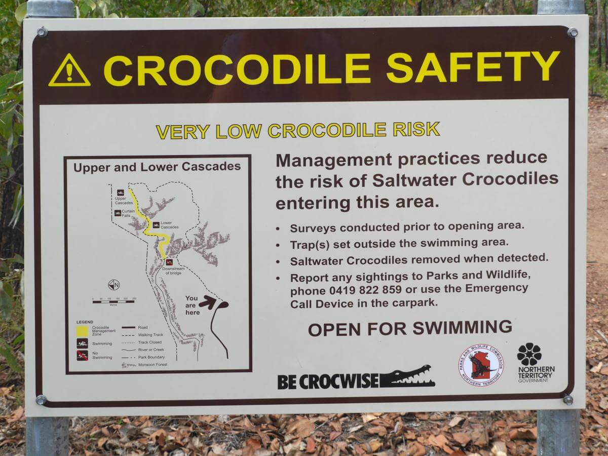 Schild, dass über das Krokodil-Risiko informiert.
