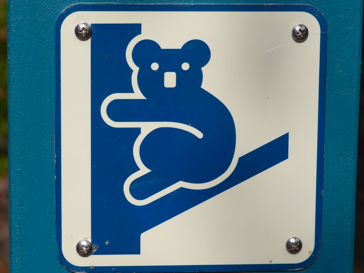 Blaues Schild mit stilisiertem Koala.