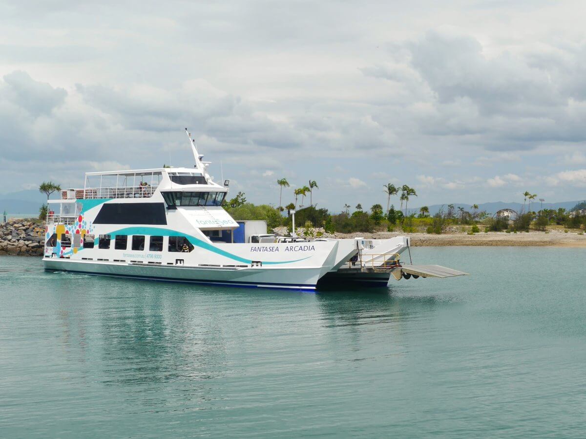 weiße Fähre im Hafen von Magnetic Island.