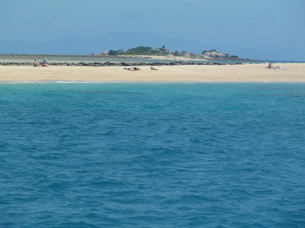 Insel mit weißem Sandstrand in den Whitsundays.