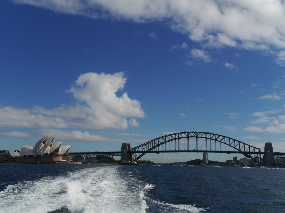 Blick von der Fähre auf die Harbour Bridge in Sydney.