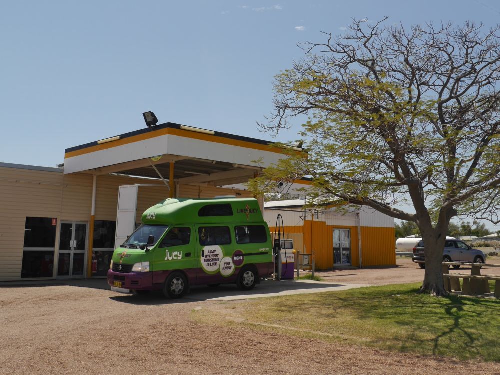 Camper an der Tankstelle.