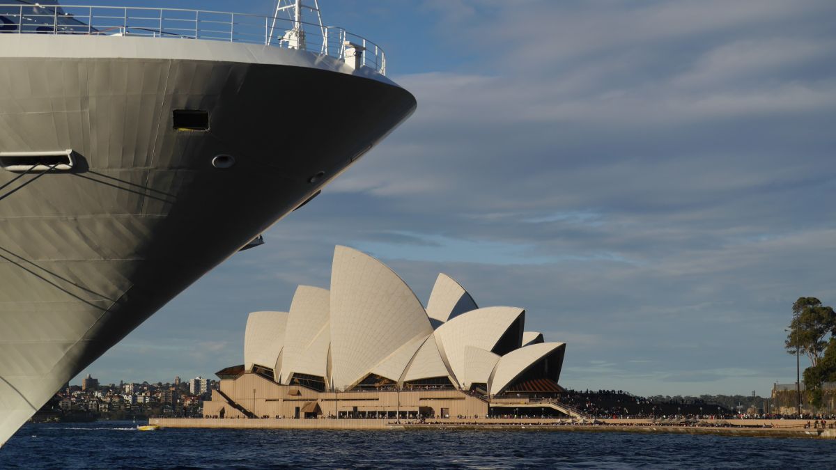 Blick über den Hafen auf das Opernhaus in Sydney.